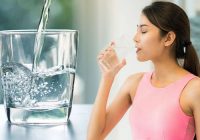 beneficios de beber agua alcalina