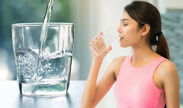Agua: Sus beneficios en caso de infecciones, beber agua 