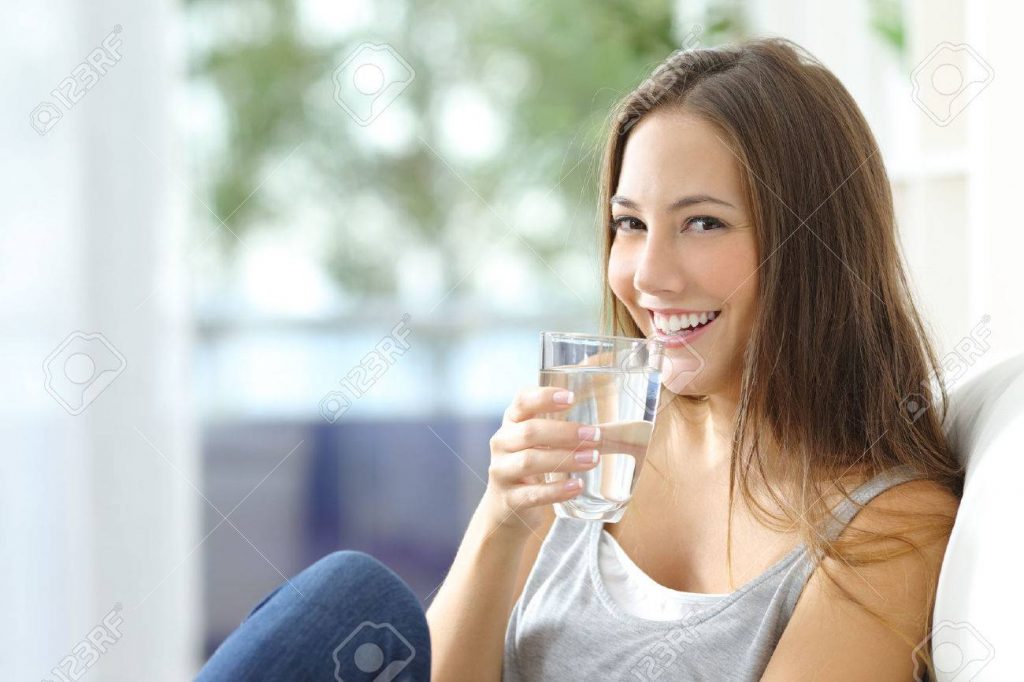 beneficios de beber suficiente agua purificada