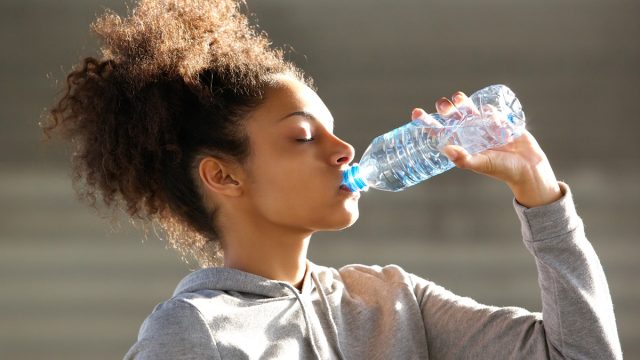 beber agua embotellada 5 peligros secretos